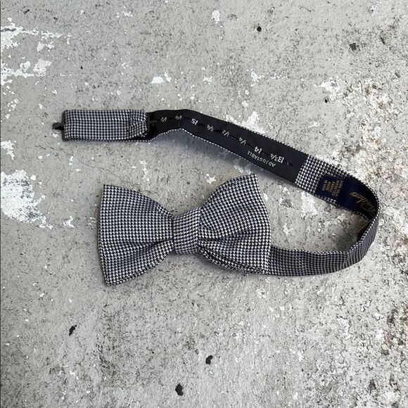 Brooks Brothers silk bowtie - Picture 1 of 4